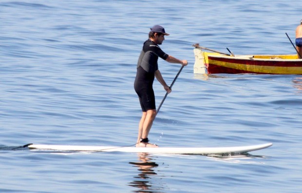 Marcelo Serrado faz stand up paddle em praia no RJ (Foto: J.Humberto / AgNews)