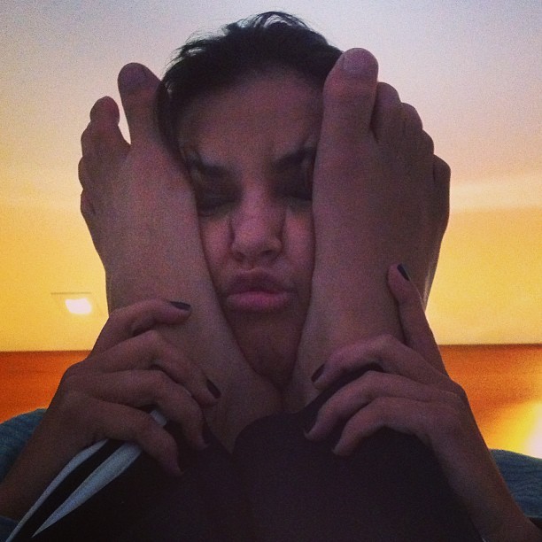 Mariana Rios com os pés de Di Ferrero (Foto: Instagram/ Reprodução)