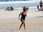 Grávida, Guilhermina Guinle aproveita a praia do Rio