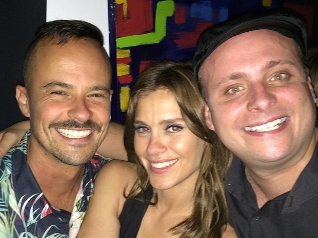 Paulo Vilhena, Carolina Dieckmann e Léo Fuchs em festa no Rio (Foto: Instagram/ Reprodução)