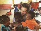 Bruno Gagliasso posa com crianças carentes na África