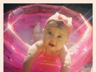 Debby Lagranha mostra foto fofa da filha se refrescando em piscininha