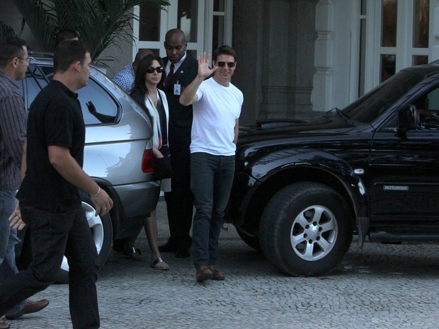 Tom Cruise deixa hotel em Copacabana, RJ (Foto: Delson Silva e Marcello Sá Barrettto / Agnews)