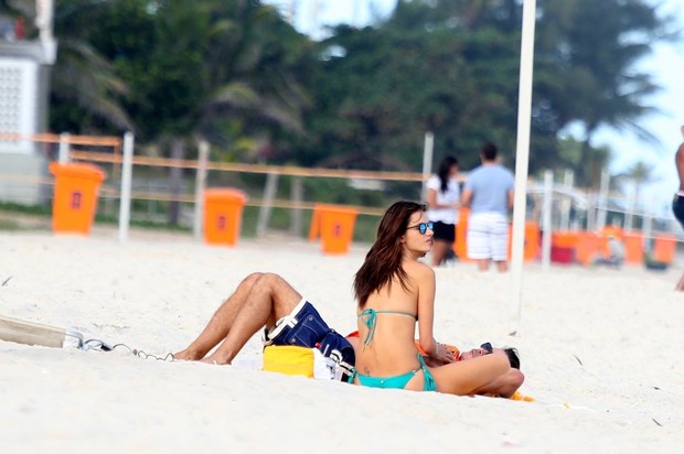 Alessandra Ambrósio de biquíni na praia da Barra da Tijuca, RJ (Foto: Andre Freitas / AgNews)