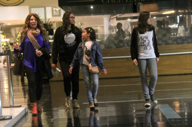 Elba Ramalho vai ao shopping com as filhas (Foto: Daniel Delmiro / AgNews)