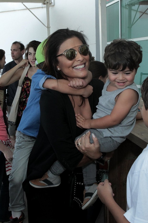 Juliana Paes com os filhos (Foto: Marcello Sá Barreto / AgNews)