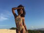 Erika Januza posa deslumbrante em praia do Ceará