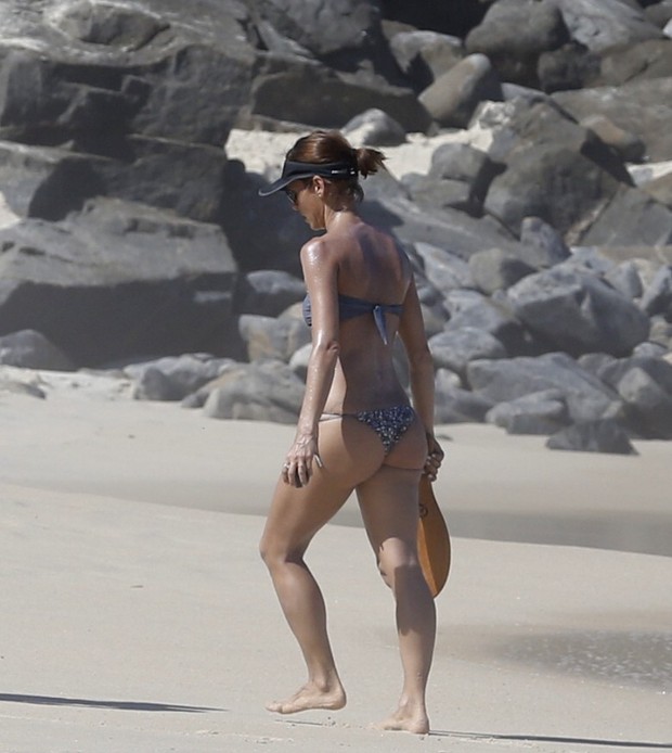 Fernanda de Freitas exibe corpão em praia (Foto: Agnews)