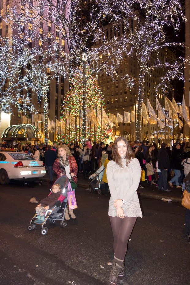Nana Gouvêa nas ruas decoradas para o Natal, em Nova York  (Foto: Reprodução / pinterest)