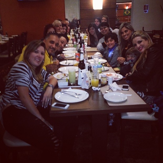 Ex-BBBs Vanessa e Clara com amigos em restaurante em São Paulo (Foto: Instagram/ Reprodução)