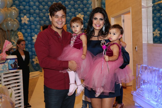 Nathalia Guimaraes e o marido Leandro do KLB com as filhas Maya e Kiara (Foto: Manuela Scarpa / Photo Rio News)