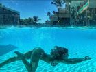 Mari Gonzalez mostra corpaço durante mergulho em piscina de vidro