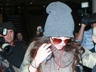 Com gorro na cabeça, Selena Gomez tenta escapar de paparazzi