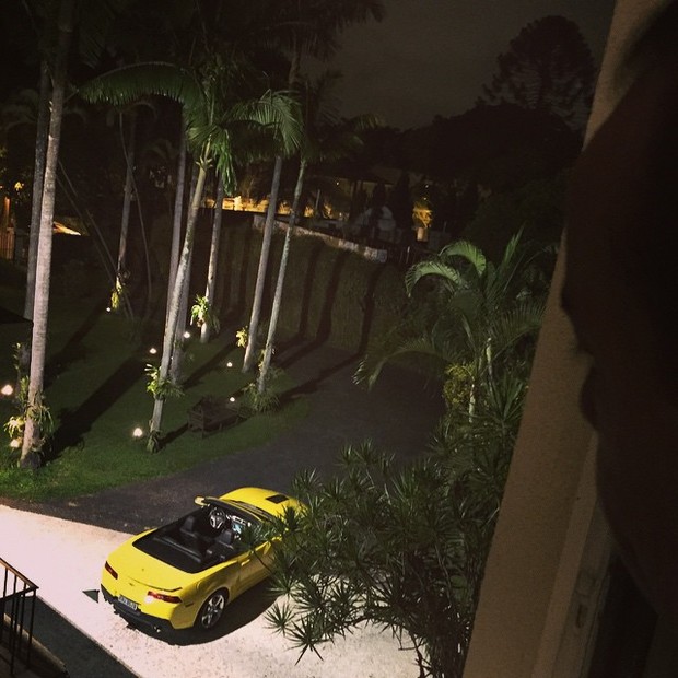 Camaro na casa de Chiquinho Scarpa (Foto: Reprodução/Instagram)