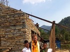 Príncipe Harry visita o Nepal e conversa com vítimas de terremoto