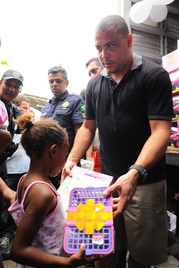 Ronaldo distribui presentes de Natal para as crianças (Foto: Marcelo Dutra / FotoRioNews)