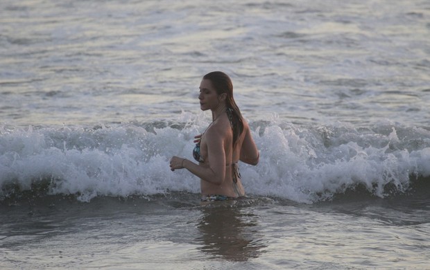  Leticia Spiller na praia (Foto: Dilson Silva / AgNews)