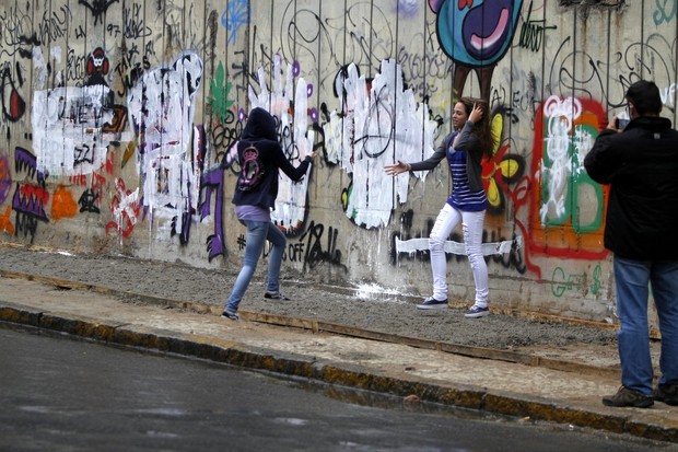 Paparazzis pixam grafite de Justins Bieber (Foto: Gil Rodrigues/ FotoRio News)