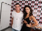 Paloma Bernardi posa com Thiago Martins em bastidores de show