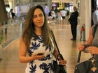 Mulher Melão usa vestido curtinho para bater perna em shopping no Rio