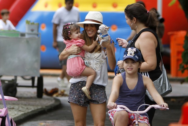 Fernanda Pontes com a filha (Foto: Gil Rodrigues/FotoRio News)