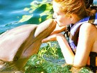 Marina Ruy Barbosa beija golfinho em viagem ao México