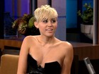 Miley Cyrus escolhe decote ousado para programa de TV