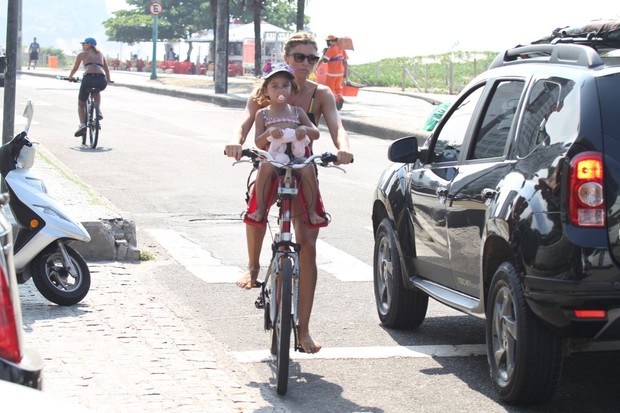 Grazi Massafera e a filha (Foto: Johnsson Parraguez/ Foto Rio News)