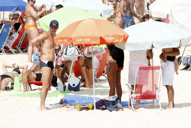 Marcelo Serrado com a namorada na praia (Foto: Gil Rodrigues/ Foto Rio News)