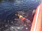 Andressa Urach nada no rio Amazonas durante gravação