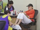 Sem maquiagem, Sharon Stone faz as unhas em salão de Los Angeles