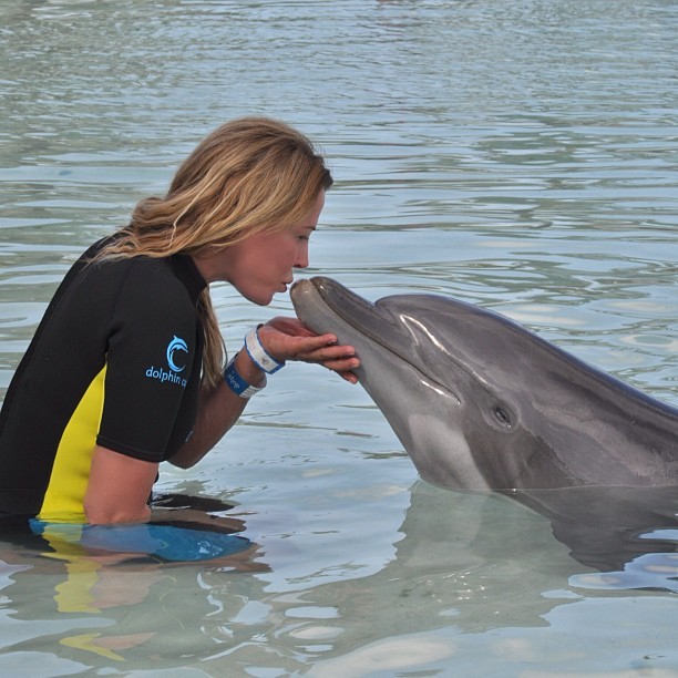 Zilu beijando golfinho (Foto: Instagram / Reprodução)
