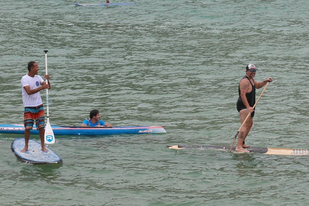 Leandro Hassum faz stand up paddle (Foto: Dilson Silva / AgNews)