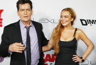 Charlie Sheen e Lindsay Lohan em première de filme em Los Angeles, nos Estados Unidos (Foto: Fred Prouser/ Reuters)