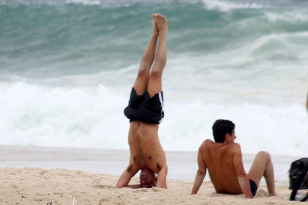 Ângelo Antônio se alongando na praia (Foto: JC Pereira/Foto Rio News)