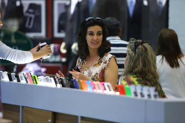 Fátima Bernardes no shopping (Foto: Marcello Sá Barreto / AgNews)