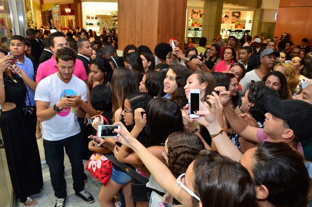 Klebber Toledo tira fotos com fãs em evento em Salvador (Foto: Uran Rodrigues/Divulgação)