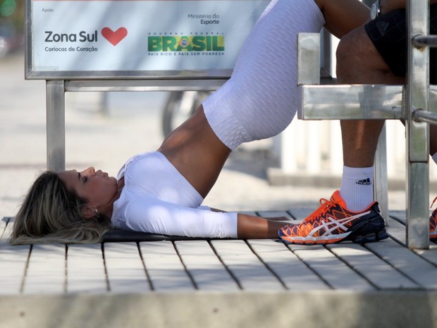 Robertha Portella se exercita na orla (Foto: Marcos Ferreira / Foto Rio News)