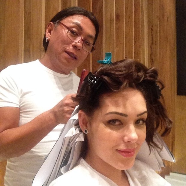 Tania Matarazzo pintando o cabelo (Foto: Instagram / Reprodução)