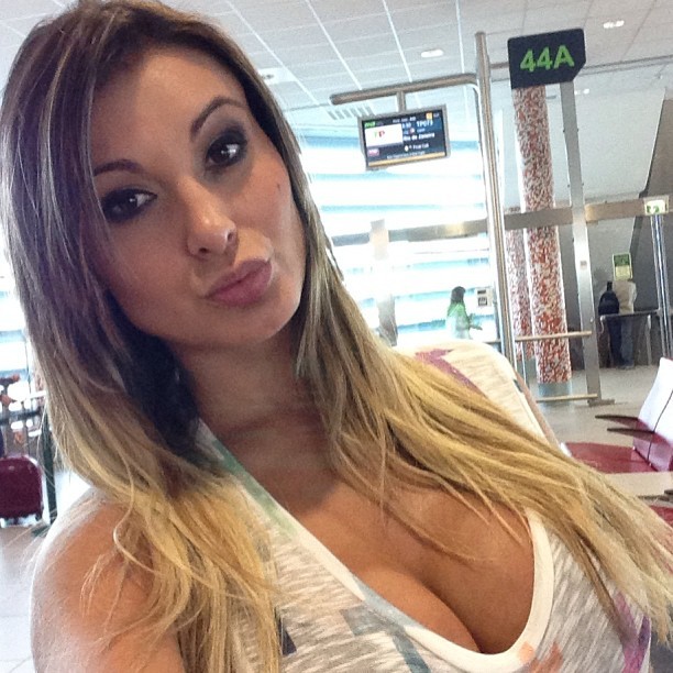 Andressa Urach em aeroporto de Lisboa, em Portugal (Foto: Instagram/ Reprodução)