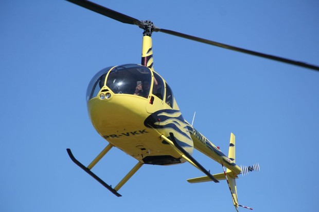 Ex-bbb Munik em helicóptero (Foto: agnews)