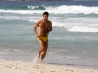 Murilo Rosa corre sem camisa na praia da Barra da Tijuca