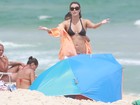 Christine Fernandes curte dia de praia no Rio