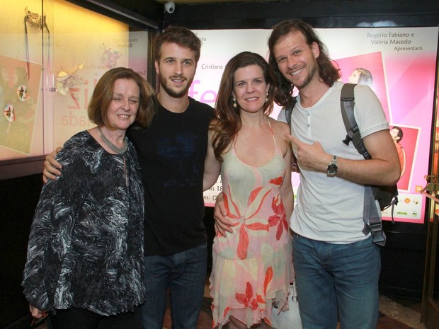 Luísa Thiré com a família pós estreia de peça no Rio (Foto: Thyago Andrade/ Foto Rio News)