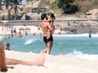 Marcelo Faria tem dia de paizão com a filha na praia