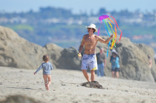 Orlando Bloom com o filho, Flynn, em praia em Malibu, na Califórnia, nos Estados Unidos (Foto: Grosby Group/ Agência)