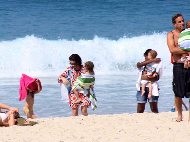Claudia Abreu e filhos no Rio (Foto: J.Humberto/AgNews)