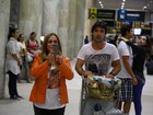 Susana Vieira tira foto de paparazzo em aeroporto no Rio