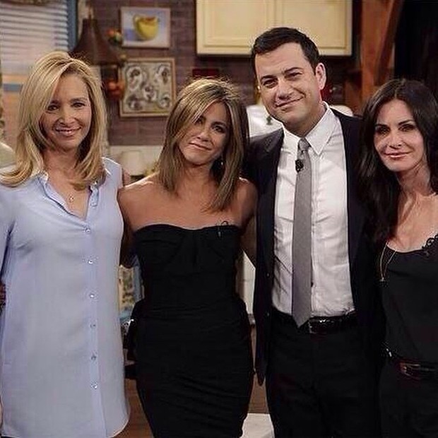 Lisa Kudrow, Courteney Cox e Jennifer Aniston com Jimmy Kimmel em programa de TV (Foto: Instagram/ Reprodução)