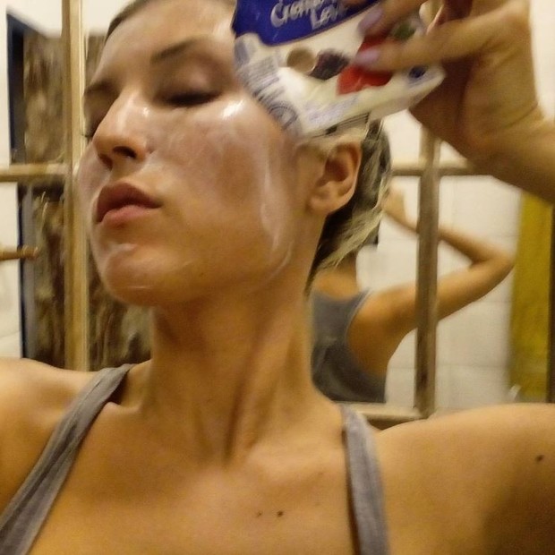 Pietra Príncipe se lambuza de creme de leite (Foto: Reprodução/Instagram)